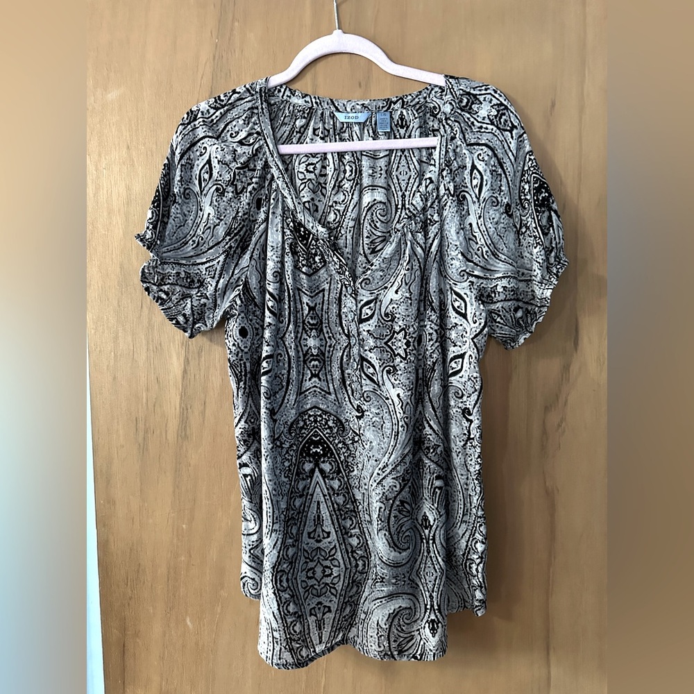 Izod women’s black and white print short sleeve top